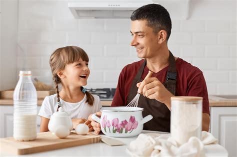 Photo d'une famille préparant un gâteau ensemble