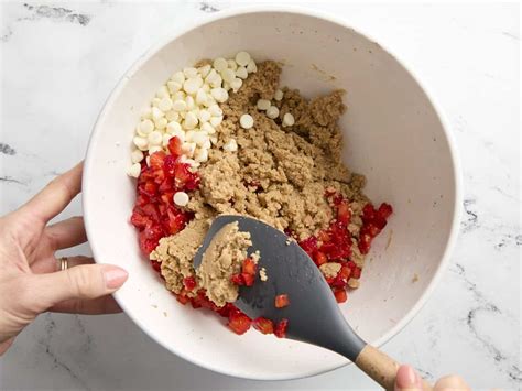 Pâte à biscuits avec des morceaux de fraises