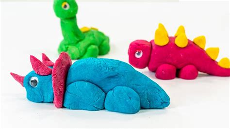 Enfants sculptant des dinosaures colorés en pâte à modeler