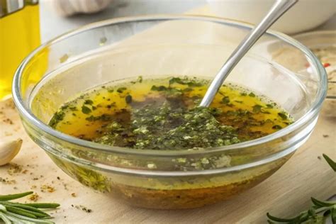 Bol de marinade avec des herbes et des épices