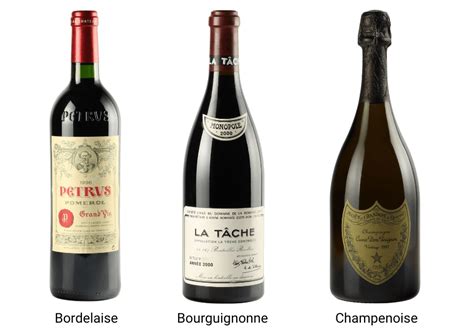 Bouteille de vin rouge à côté d'une assiette de rôti de biche
