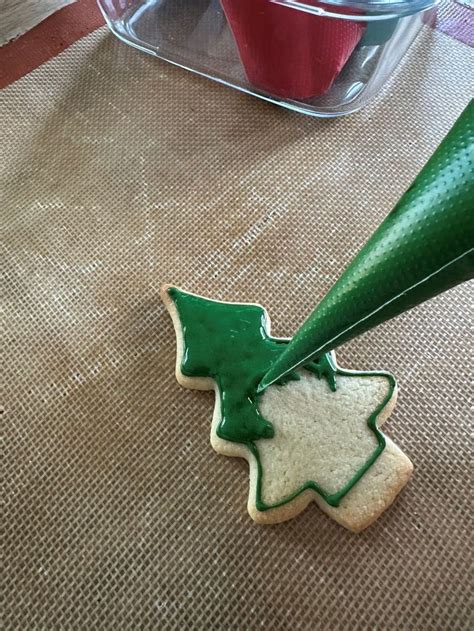 Préparation d'un glaçage sur des biscuits