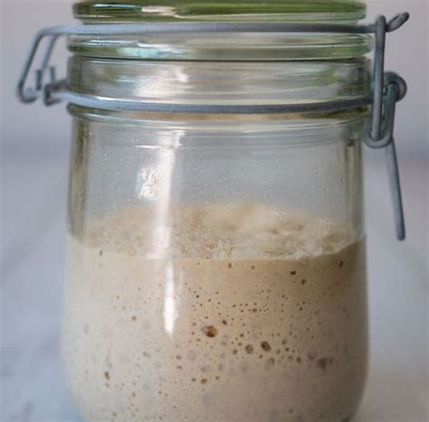 Un levain naturel pétillant dans un bocal en verre