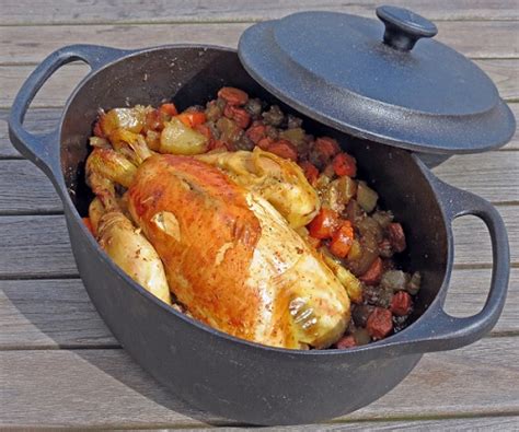 Une cocotte en fonte préchauffée dans un four
