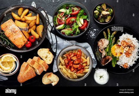 variété de plats accompagnés de sauce rose