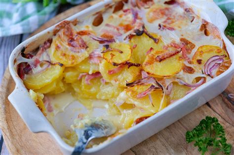 Plat de gratin de thon aux pommes de terre et petits pois