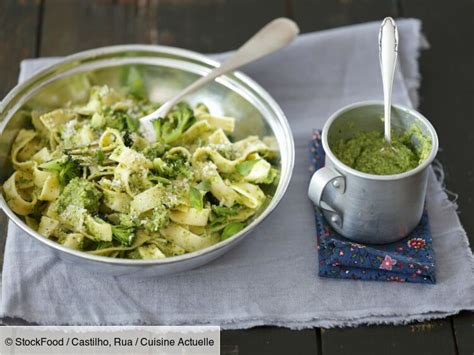 Bol de nouilles d'œufs au pesto