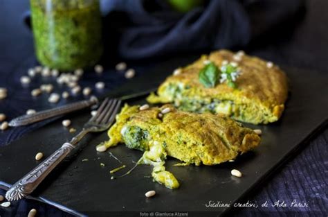 Frittata roulée au pesto servie en tranches