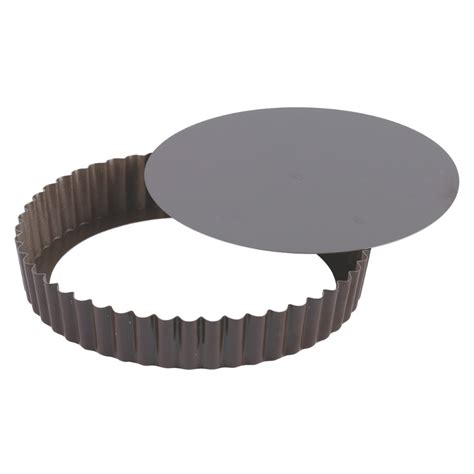 Image montrant une tarte fraîchement démoulée d'un moule à fond amovible, avec le fond du moule à côté.