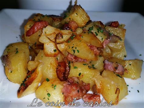 Plat de pommes de terre aux lardons garni de persil frais
