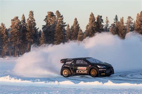 Voiture de course sur glace en action