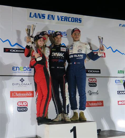 Podium du Trophée Andros avec des pilotes et des voitures