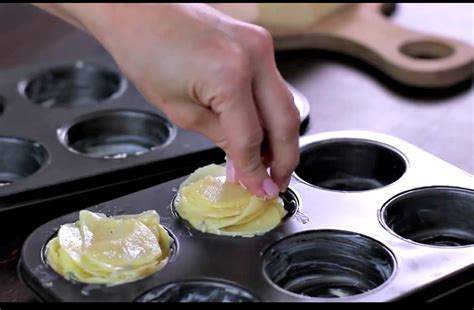 Muffins de pomme de terre au gruyère dans un moule