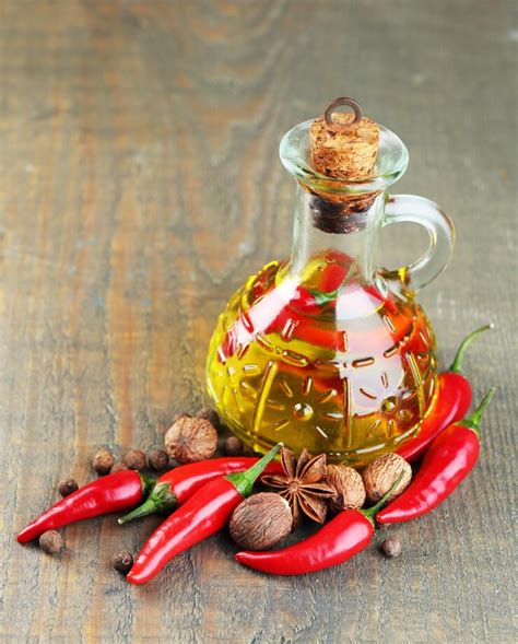 Bouteille d'huile d'olive infusée avec des piments entiers