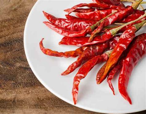 Variété de piments séchés : piments oiseaux, piments rouges entiers