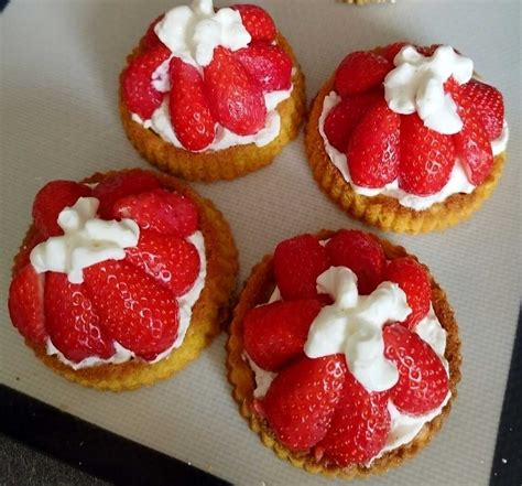 Illustration de tartelettes aux fraises, chantilly et chocolat