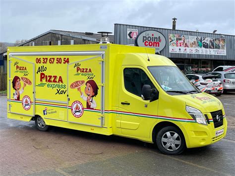 Camion pizza coloré avec le logo La Piastra Camion
