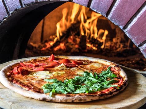 Une pizza Margherita appétissante sortant d'un four à bois