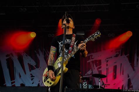 Tagada Jones performing live