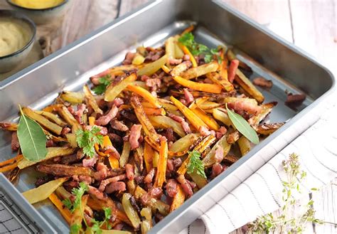 Préparation des légumes et lardons pour la base