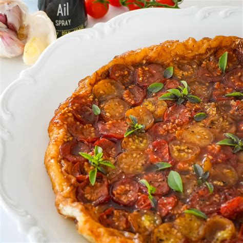 Une tarte Tatin aux tomates cerises et aubergines prête à être dégustée