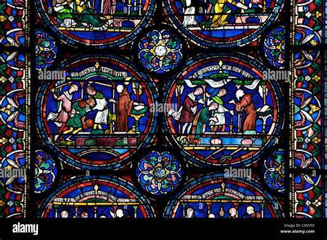 Vitraux médiévaux illustrant la transparence et la mise en valeur
