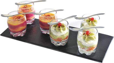 Assortiment moderne de verrines et cuillères pour dégustation