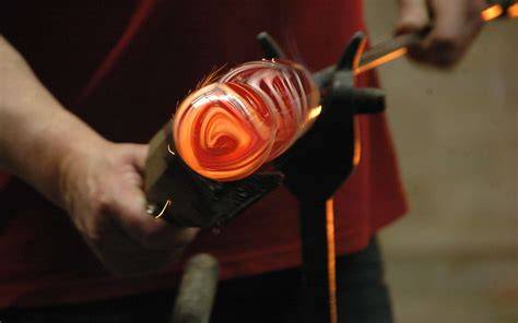 Atelier verrier traditionnel illustrant la fabrication du verre