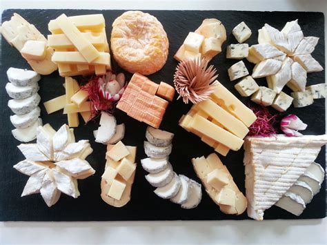 Planche d’assortiment de fromages tranchés fins adaptés au burger (cheddar, raclette, mozzarella, bleu).