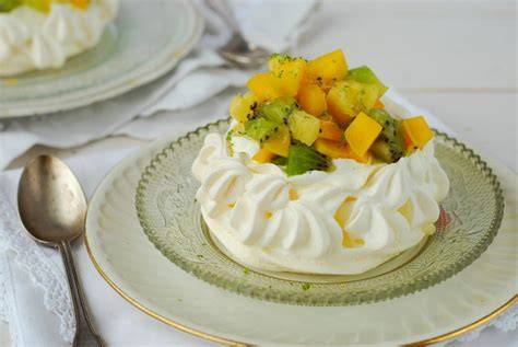 Pavlova aux fruits exotiques bien dressée