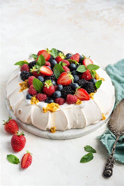 Diverses formes de pavlova - du nid rustique à la présentation sophistiquée
