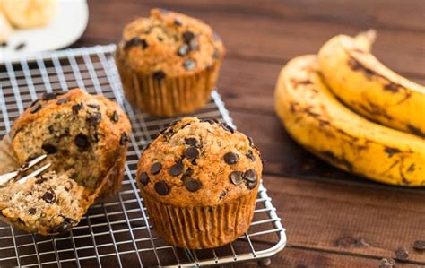 Assortiment de muffins aux bananes avec pépites de chocolat et noix
