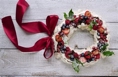 Couronne de Noël pavlova aux fruits rouges