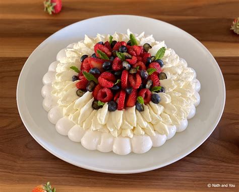 Différents fruits rouges sur une pavlova