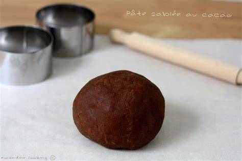 pâte sablée au cacao en poudre étalée sur plan de travail