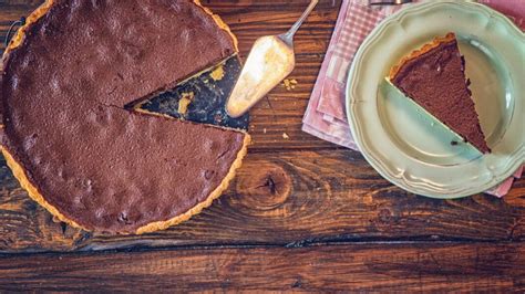 flan au chocolat refroidissant sur un plan de travail