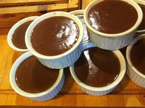 ramequins individuels de flan au chocolat prêts à servir