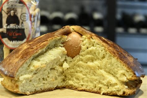 Couronne de Cacavellu corse avec des œufs