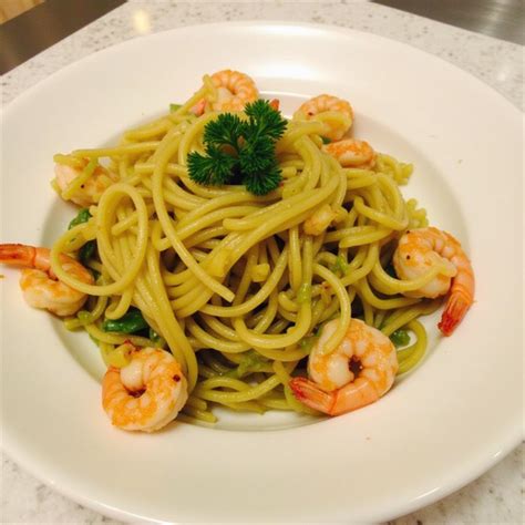 Champ de courgettes vertes et jaunes au soleil