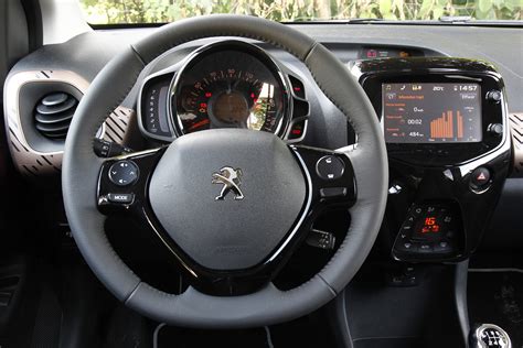 Tableau de bord de la Peugeot 108 avec écran tactile