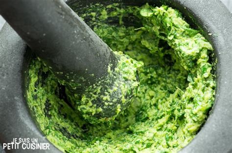 Illustration des étapes de préparation du pesto: mortier et robot, avec ajout progressif d’huile