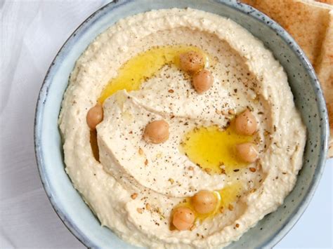 Assiette de houmous avec pois chiches et fèves