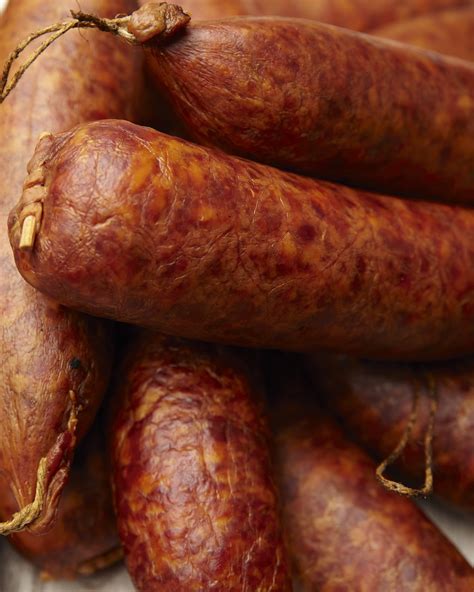 Photo d'une Saucisse de Morteau crue, avec sa couleur brune distinctive et son 