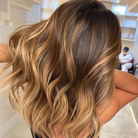 Infographie: cycle d'entretien d'un balayage caramel miel