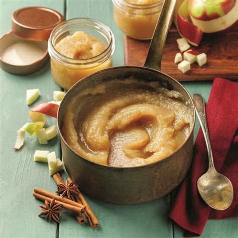 Pots de compote de pommes faits maison