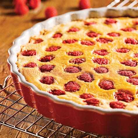 Clafoutis garni de framboises fraîches et de copeaux de chocolat