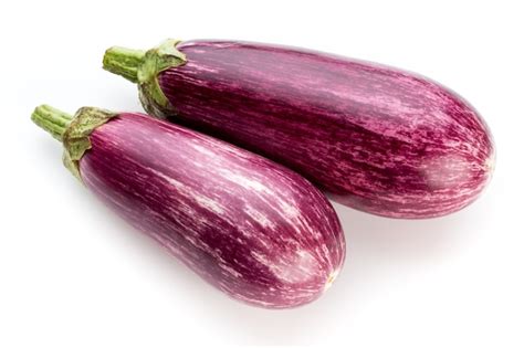 Aubergines fraîches sur un marché