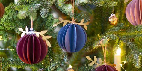 Image d’ornements en papier et boules de Noël DIY
