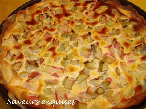 Une tarte à la rhubarbe et aux amandes coupée en part