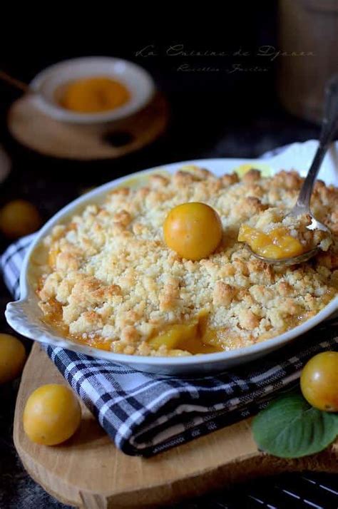 Crumble aux mirabelles garni de feuilles de menthe fraîche